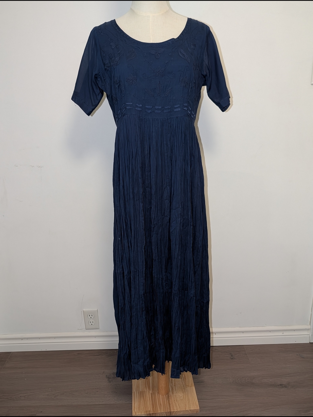 Vintage Navy Blue Short-Sleeve Maxi Dress with Subtle Embroidery